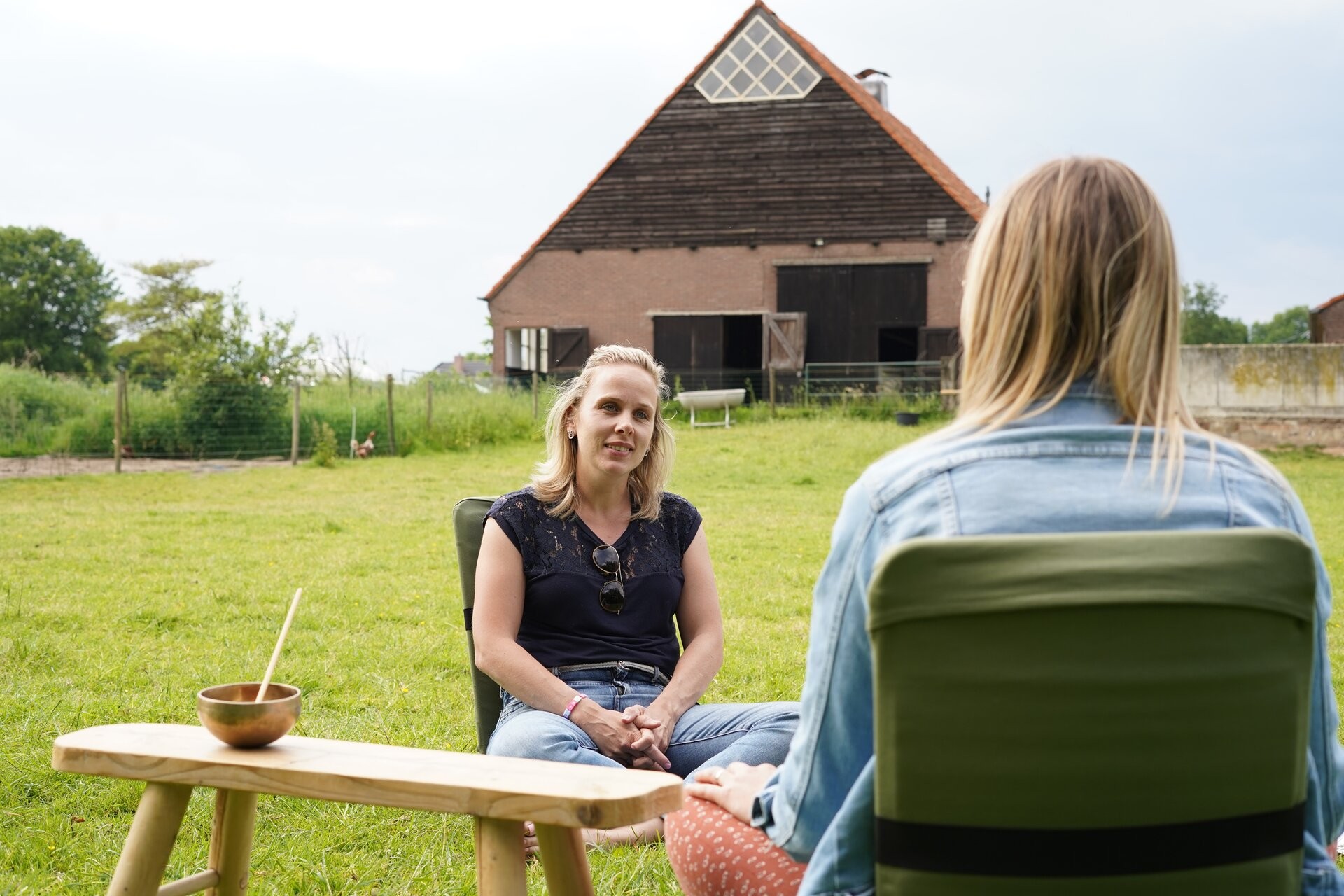Ouders in gesprek tijdens training op de boerderij