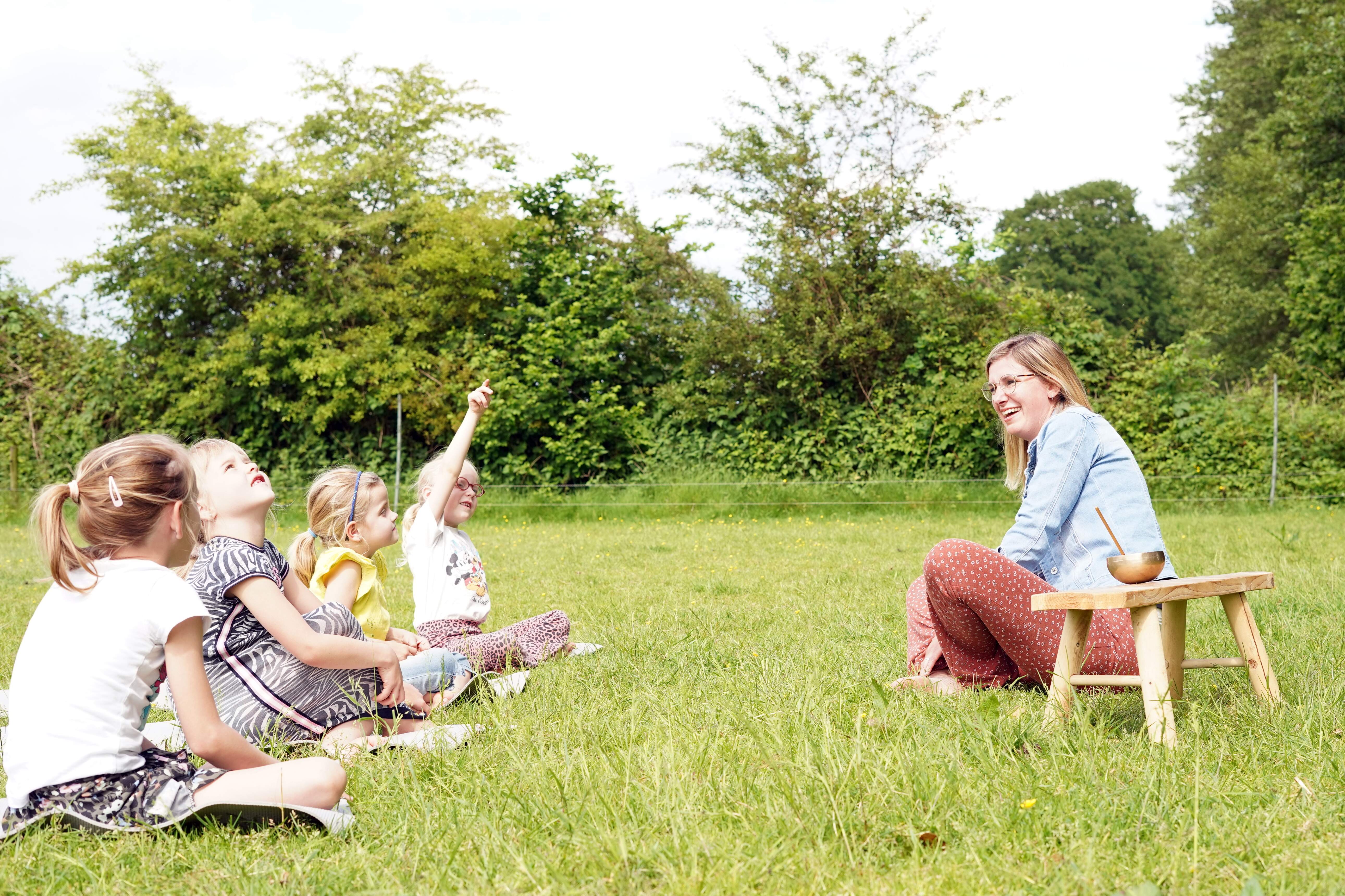 Kinderen buiten in de natuur bij de boerderij