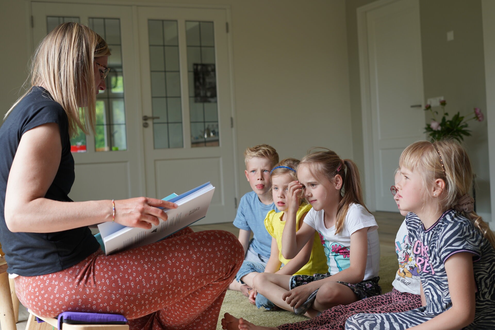 Kinderen oefenen aandacht in een rustige ruimte